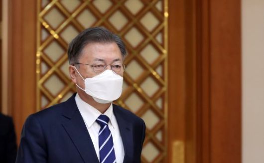 [서울=뉴시스] 전진환 기자 = 문재인 대통령이 4일 오후 신임 대사 신임장 수여를 위해 청와대 본관 충무실로 입장하고 있다. 2022.03.04. amin2@newsis.com <저작권자ⓒ 공감언론 뉴시스통신사. 무단전재-재배포 금지.> /사진=뉴시스화상