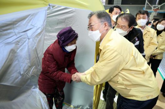 [울진=뉴시스] 김진아 기자 = 강원ㆍ경북 산불현장 방문에 나선 문재인 대통령이 6일 경북 울진군 울진국민체육센터에 마련된 대피소를 방문, 이재민을 위로하고 있다. 2022.03.06. bluesoda@newsis.com <저작권자ⓒ 공감언론 뉴시스통신사. 무단전재-재배포 금지.> /사진=뉴시스화상