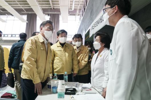 (울진=뉴스1) = 강원ㆍ경북 산불현장 방문에 나선 문재인 대통령이 6일 경북 울진군 울진국민체육센터에 마련된 대피소를 찾아 의료진을 격려하고 있다.(청와대 제공)2022.3.6/뉴스1 /사진=뉴스1화상