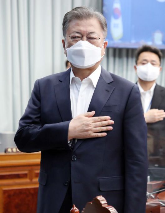 [서울=뉴시스] 김진아 기자 = 문재인 대통령이 8일 청와대 여민관에서 열린 영상 국무회의에서 국민의례를 하고 있다. 2022.03.08. bluesoda@newsis.com /사진=뉴시스