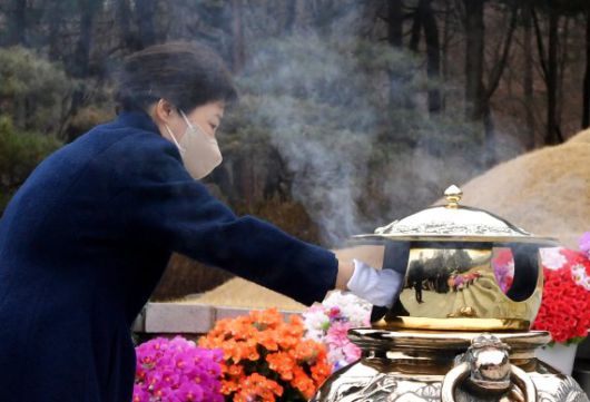 박근혜 전 대통령이 24일 오전 서울 동작동 국립서울현충원을 찾아 고 박정희 전 대통령 내외 묘역에 참배하고 있다. 사진=서동일 기자