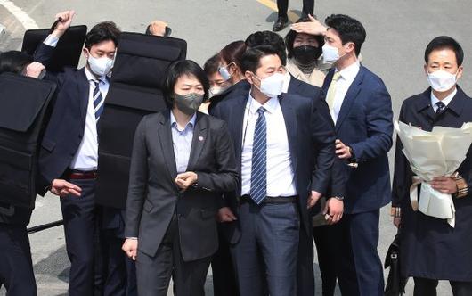 박근혜 전 대통령이 24일 오후 대구 달성군 유가읍 사저 앞에 도착해 차량에서 내려 대국민 메시지를 발표하는 도중 한 남성이 소주병 던지며 소동을 일으키자 경호원들이 박 전 대통령을 보호하기 위해 주변을 에워싸고 있다. 사진=뉴스1화상