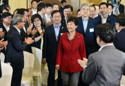 유정복 국민의힘 인천시장선거 예비후보는 24일 페이스북에 삼성병원을 퇴원하는 박근혜 전 대통령에 대한 소감을 밝혔다. 사진은 박근혜 대통령 2015년 7월 송도 컨벤시아에서 열린 인천창조경제혁신센터 개소식 참석 당시 모습.