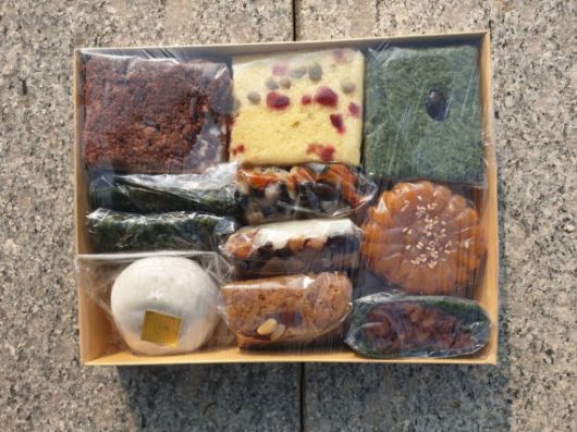 어제 24일 오후 대구 달성군 사저에 입주한 박근혜 전 대통령이 인근 마을 주민에게 돌린 이사떡. /사진=뉴스1