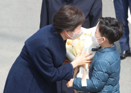 박근혜 전 대통령이 어제 24일 오후 대구 달성군 유가읍 쌍계리 사저 앞에 도착해 차량에서 내려 어린이가 건네는 환영의 꽃다발을 받고 있다. /사진=뉴스1