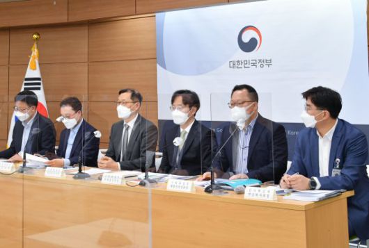 강완구 기획재정부 재정관리국장(왼쪽 세번재)이 지난 4일 정부세종청사에서 열린 '2021 회계연도 국가결산 결과 배경' 브리핑에서 주요내용을 발표하고 있다. 사진 왼쪽부터 노중현 기재부 국유재산 정책과장, 강대현 국고과장, 강완구 국장, 박성주 회계결산과장, 박철건 재정건전성 과장, 최교묵 인사혁신처 연금복지과장. 기재부 제공