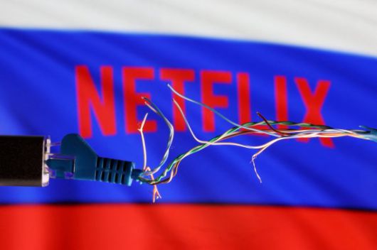 넷플릭스가 19일(현지시간) 러시아 제재로 인해 가입자 수가 20만명 감소했다고 밝혔다. 사진은 넷플릭스의 러시아 서비스 중단을 의미하는 이미지로 넷플릭스 로고가 새겨진 러시아 국기 위에서 케이블이 끊겨 있다. 로이터뉴스1