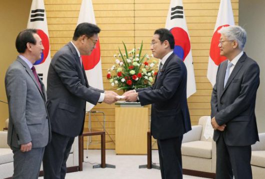 한일정책협의단장인 정진석 국회 부의장(왼쪽 두번째)이 26일 일본 도쿄 총리관저에서 기시다 후미오 일본 총리(왼쪽 세번째)를 만나 윤석열 대통령 당선인의 친서를 전달하고 있다. 양측은 한일 관계 개선 필요성에 공감을 표시했다. 한일정책협의단 제공