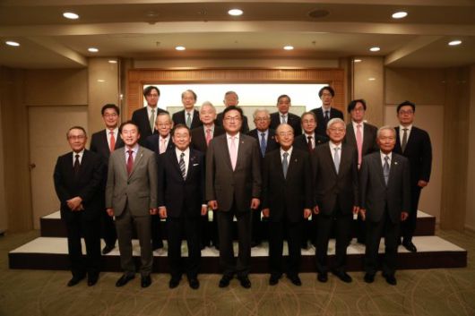 한일정책협의단이 26일 일본 도쿄 지요다구 데이코쿠호텔에서 일본 재계 인사와 만나 오찬을 겸한 간담회를 하기에 앞서 기념사진을 찍고 있다. 사진=한일정책협의단
