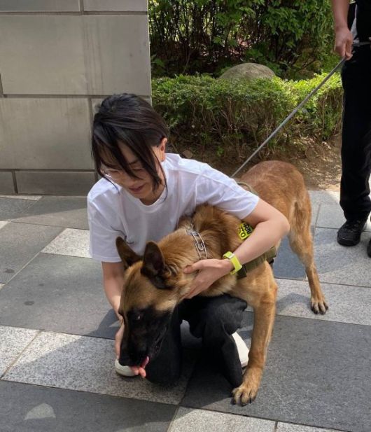 윤석열 대통령 부인 김건희 여사가 지난달 서울 서초구 자택 앞에서 경호견의 특화 훈련에 참여한 개를 안고 있다. /사진=김건희 여사 팬클럽 대표 강신업 변호사 페이스북