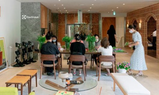 지난 22일 일렉트로룩스 청담 플래그십 스토어에서 진행된 미드솜마르 행사에서 고객들이 화관 만들기 플라워 클래스에 참여하고 있다.