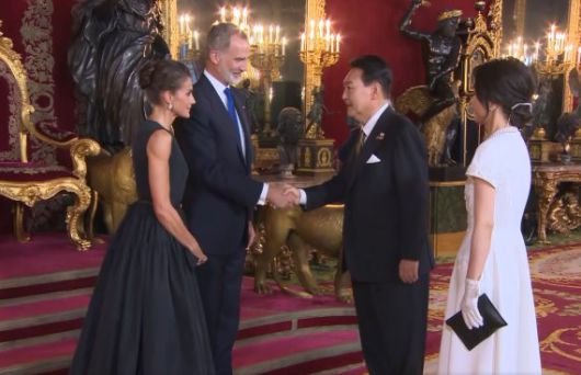 윤석열 대통령이 28일(현지시간) 마드리드 왕궁에서 열린 스페인 국왕 내외 주최 갈라 만찬에서 펠리페 6세 국왕과 인사하고 있다. (사진=나토 정상회의 사무국 동영상 캡쳐) /사진=뉴시스화상                                    윤석열 대통령과 부인 김건희 여사가 28일(현지시간) 마드리드 왕궁에서 열린 스페인 국왕 내외 주최 갈라 만찬에서 펠리페 6세 국왕과 기념촬영하고 있다. (사진=나토 정상회의 사무국 동영상 캡쳐) /사진=뉴시스화상