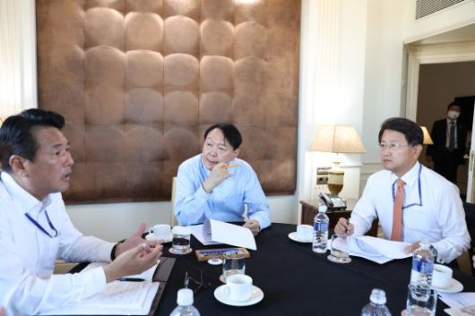 윤석열 대통령이 28일 오전(현지시간) 스페인 마드리드 시내 호텔에서 참모들과 나토(NATO) 정상회담 사전 점검회의를 하고 있다. 왼쪽은 김태효 국가안보실 1차장, 오른쪽은 박상훈 주스페인한국대사. (대통령실사진기자단) /사진=뉴스1