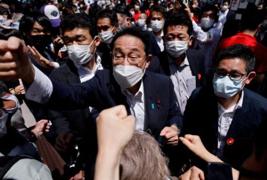기시다 후미오 일본 총리가 도쿄 남쪽 가와사키에서 참의원 선거연설을 한 뒤 유권자들과 주먹다짐하는 모습. 사진=뉴스1