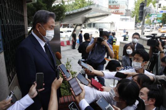 (서울=뉴스1) 김명섭 기자 = 박진 외교부 장관이 11일 오전 서울 종로구 주한일본대사관 공보문화원에 마련된 아베 신조 전 일본 총리 분향소를 찾아 조문한 다음 기자들의 질문에 답하고 있다. (공동취재) 2022.7.11/뉴스1 /사진=뉴스1화상