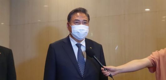 박진 외교부 장관이 19일 일본 도쿄 지요다구 제국호텔에서 한일 양국 취재진을 만나 기시다 후미오 일본 총리 면담 결과에 대해 설명하고 있다. 사진=조은효 특파원