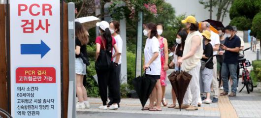 코로나19 재유행이 이어지는 31일 서울 용산구보건소에 마련된 선별진료소를 찾은 시민들이 검사를 받기 위해 대기하고 있다. 중앙방역대책본부에 따르면 이날 0시 기준으로 코로나19 확진자가 7만3천589명 늘어 누적 1천977만6천50명이 됐다고 밝혔다. 사진=서동일 기자