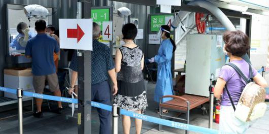 코로나19 재유행이 이어지는 31일 서울 용산구보건소에 마련된 선별진료소를 찾은 시민들이 검사를 받기 위해 대기하고 있다. 중앙방역대책본부에 따르면 이날 0시 기준으로 코로나19 확진자가 7만3천589명 늘어 누적 1천977만6천50명이 됐다고 밝혔다. 사진=서동일 기자