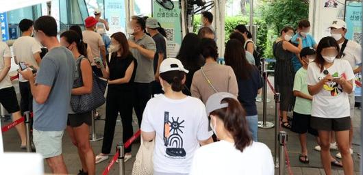 코로나19 재유행이 이어지는 31일 서울 용산구보건소에 마련된 선별진료소를 찾은 시민들이 검사를 받기 위해 대기하고 있다. 중앙방역대책본부에 따르면 이날 0시 기준으로 코로나19 확진자가 7만3천589명 늘어 누적 1천977만6천50명이 됐다고 밝혔다. 사진=서동일 기자