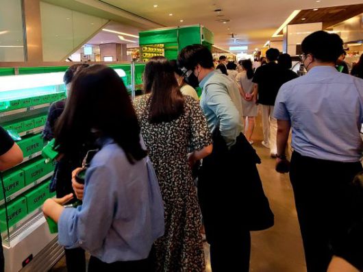 3일 서울 강남구 현대백화점 무역센터점 지하1층 GS25X슈퍼말차 팝업스토어 슈퍼말차25에 손님이 몰렸다. 사진=박문수 기자.