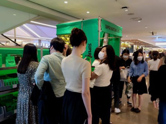 3일 서울 강남구 현대백화점 무역센터점 지하1층 GS25X슈퍼말차 팝업스토어 슈퍼말차25에 손님이 몰렸다. 사진=박문수 기자.