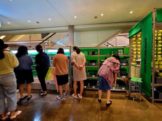 3일 서울 강남구 현대백화점 무역센터점 지하1층 GS25X슈퍼말차 팝업스토어 슈퍼말차25에 손님이 몰렸다. 사진=박문수 기자.