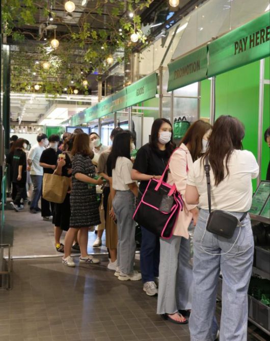 서울 영등포구 더현대서울 GS25X슈퍼말차 팝업스토어 슈퍼말차25에 손님이 몰렸다. 사진=박문수 기자.