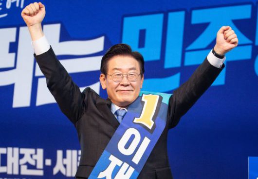 이재명 더불어민주당 당대표 후보가 14일 대전 한밭종합운동장 충무실내체육관에서 열린 민주당 당대표 및 최고위원 후보자 대전·세종시당 합동연설회에서 연설에 앞서 주먹을 불끈 쥐고 있다. 2022.8.14/뉴스1                                     박용진 더불어민주당 당대표 후보가 14일 대전 한밭종합운동장 충무실내체육관에서 열린 민주당 당대표 및 최고위원 후보자 대전·세종시당 합동연설회에서 정견 발표를 하고 있다. 2022.8.14/뉴스1