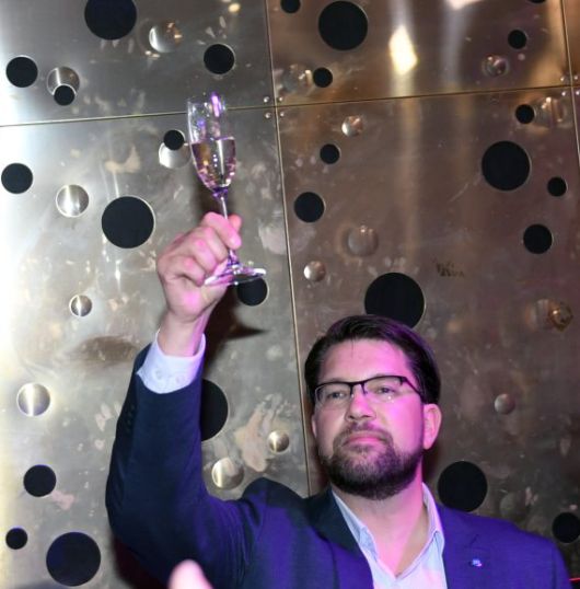 임미 오케손 스웨덴민주당 대표가 지난 11일(현지시간) 열린 '2022 스웨덴 총선'에서 원내 2위로 예상되는 득표율을 확인한 후 축배를 들고 있다. 사진=로이터뉴스1