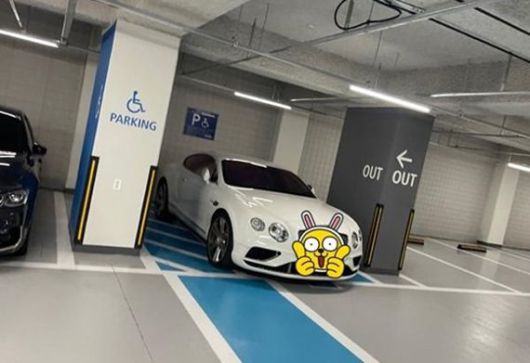 장애인전용주차구역에서 2칸을 차지해 막장 주차된 벤틀리. 사진=온라인 커뮤니티