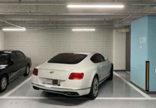 주차구역에서 2칸을 차지해 막장 주차된 벤틀리. 사진=온라인 커뮤니티