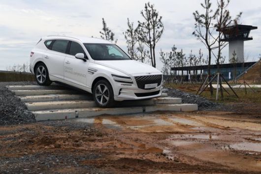 현대차그룹 'HMG 드라이빙 익스피리언스 센터' 오프로드 코스에서 제네시스 GV80이 주행을 하고 있다. 현대차그룹 제공