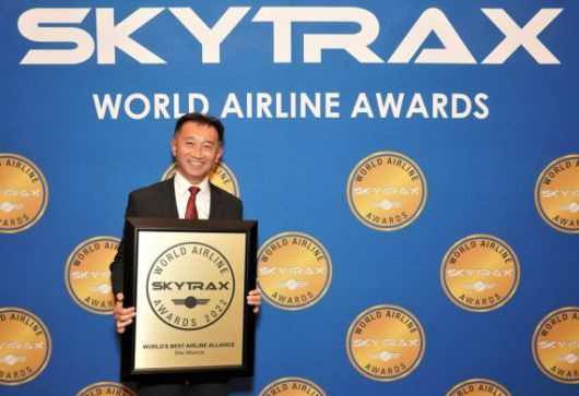 제프리 고 스타얼라이언스 대표이사가 '2022 스카이트랙스 월드 에어라인 어워즈' 시상식에서 최우수 항공사 동맹체로 선정된 뒤 사진 촬영을 하고 있다. 아시아나항공 제공
