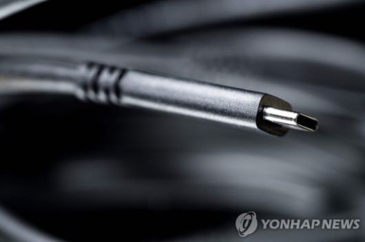 2024년에는 안드로이드폰, 아이폰 상관없이 USB-C 충전단자로 통일될 전망이다. 애플은 25일(현지시간) 2024년까지 USB-C 충전단자를 탑재하겠다고 밝혔다. AFP연합