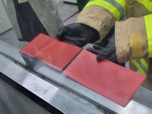 지에프아이 자동소화 패드 안에 들어있는 마이크로 캡슐의 소화약제가 분출된 뒤의 모습(왼쪽)과 분출되기 전의 모습. 사진=장유하 기자