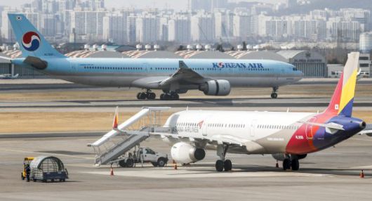 서울 강서구 김포국제공항에 대한항공과 아시아나항공 여객기가 주기돼있다. /사진=뉴시스