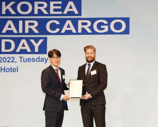 아시아나항공 서봉원 화물서비스팀장, 브렌던 설리번 국제항공운송협회(IATA) 화물부문총괄(왼쪽부터)이 22일 서울 가든호텔에서 열린 '코리아 에어 카고 데이' 항공운송 인증 수여식에서 기념 촬영을 하고 있다. 아시아나항공 제공