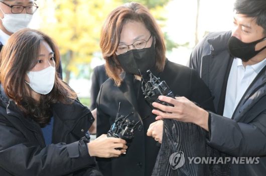 박희영 용산구청장이 18일 오전 서울 마포구 이태원 사고 특별수사본부(특수본)에서 피의자 신분으로 조사받기 위해 출석하고 있다./사진=연합뉴스