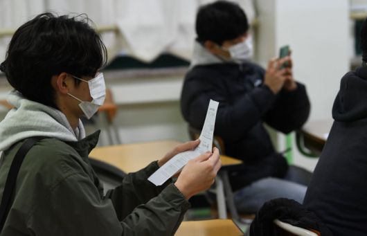 수능 성적표 확인하는 수험생. (뉴스1DB) 출처 뉴스1