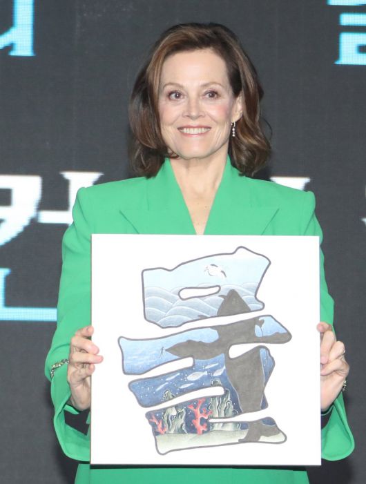 (서울=뉴스1) 권현진 기자 = 배우 시고니 위버가 9일 서울 영등포구 콘래드 서울호텔에서 진행된 영화 '아바타2: 물의 길'(아바타2) 기자간담회에서 포즈를 취하고 있다. '아바타2'(감독 제임스 카메론)는 판도라 행성에서 '제이크 설리'와 '네이티리'가 이룬 가족이 겪게 되는 무자비한 위협과 살아남기 위해 떠나야 하는 긴 여정과 전투, 그리고 견뎌내야 할 상처에 대한 이야기를 그린 영화로, 지난 2009년 혁신적인 기술력으로 신드롬(증후군)을 일으키며 월드와이드 역대 흥행 순위 1위를 기록한 '아바타'의 후속편이다. 전편에 이어 제임스 캐머런 감독이 13년 만에 선보이는 신작이기도 하다. 2022.12.9/뉴스1 /사진=뉴스1화상