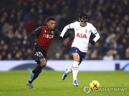 보호대를 착용하고 경기에 나선 손흥민(연합뉴스)