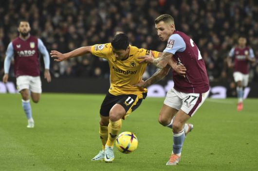 [버밍엄=AP/뉴시스] 울버햄튼 원더러스와 황희찬(왼쪽)이 5일(한국시간) 영국 버밍엄 빌라 파크에서 열린 아스톤 빌라와 2022~23 EPL 원정경기에서 루카 디뉴와 몸싸움을 하고 있다