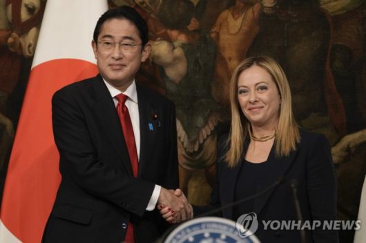 10일(현지시간) 이탈리아 로마 키지궁에서 정상회담을 연 기시다 후미오 일본 총리(왼쪽)와 조르자 멜로니 이탈리아 총리가 악수하고 있다. 연합뉴스