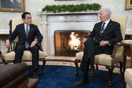조 바이든(오른쪽) 미국 대통령이 13일(현지시간) 백악관 집무실에서 기시다 후미오 일본 총리와 회담하고 있다. 사진=뉴시스