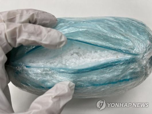 서울중앙지검 강력부가 약 20만 명이 투약 가능한 케타민을 대량으로 국내에 밀수한 총책 겸 자금책 역할을 한 A씨를 비롯한 밀수 조직 7명을 특정범죄가중처벌법 위반(향정) 및 범죄단체 조직 등 혐의로 구속기소 했다고 18일 밝혔다. 사진은 적발된 케타민. /연합뉴스