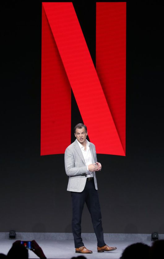 그렉 피터스 넷플릭스 공동 최고경영자(CEO)가 2월 28일 오후(현지시간) 스페인 바르셀로나 피라 그란 비아 '모바일월드콩그레스'(MWC 2023) 전시장에서 엔터테인먼트의 미래를 주제로 기조연설을 하고 있다. 뉴스1