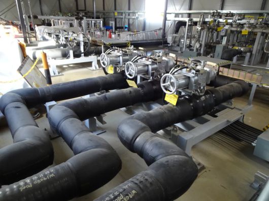 도쿄전력이 지난 2일 후쿠시마 제1원자력발전소에서 외신 기자들에게 오염수를 정화한 뒤 바다로 옮기는 펌프 시설을 공개하고 있다. 도쿄전력을 오염수를 다핵종(多核種)제거설비(ALPS)로 정화한 후 이르면 올해 봄에 원전 앞 바다에 방류할 계획이다. ALPS로 정화 처리하면 세슘을 비롯한 방사성 물질 62종을 제거할 수 있으나 삼중수소(트리튬)는 걸러지지 않는다. 미량이기는 하지만 탄소14 등의 핵종도 ALPS로 처리한 물에 남는다. 사진=연합뉴스