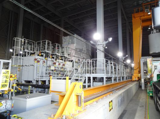 도쿄전력이 지난 2일 후쿠시마 제1원자력발전소에서 외신 기자들에게 오염수 정화시설인 다핵종(多核種)제거설비(ALPS)를 공개하고 있다. 도쿄전력은 오염수를 ALPS로 정화한 후 이르면 올해 봄에 원전 앞바다에 방류할 계획이다. ALPS로 정화 처리하면 세슘을 비롯한 방사성 물질 62종을 제거할 수 있으나 삼중수소(트리튬)는 걸러지지 않는다. 미량이기는 하지만 탄소14 등의 핵종도 ALPS로 처리한 물에 남는다. 사진=연합뉴스