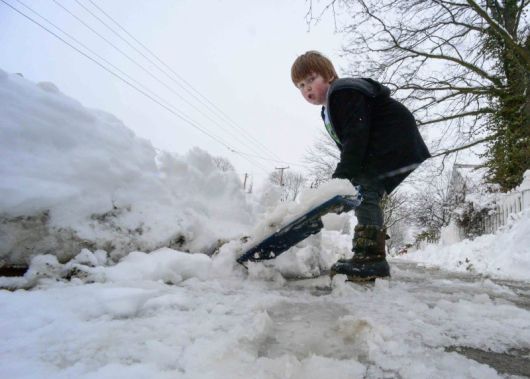 미국이 오는 12일(현지시간) 일광절약시간제에 들어서 한국과 시간차가 1시간 좁아진다. 버몬트주 윈덤카운티의 벨로스폴스에서 7살짜리 꼬마가 간밤에 쌓인 눈을 치우고 있다. AP뉴시스
