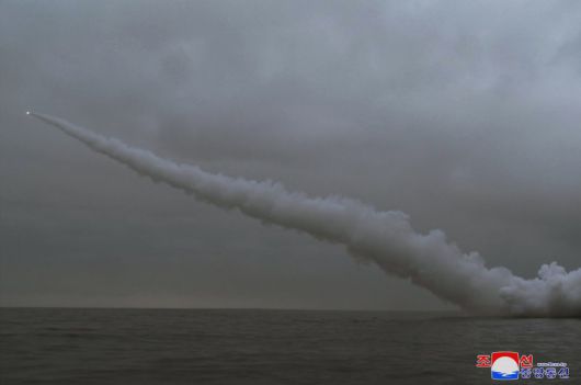 북한은 지난 12일 새벽 전략순항미사일 2기를 발사했다고 13일 밝혔다. 조선중앙통신은 "발사훈련에 동원된 잠수함 '8·24영웅함'이 조선 동해 경포만 수역에서 2기의 전략순항미사일을 발사하였다"고 보도했다. 사진=조선중앙통신 캡처